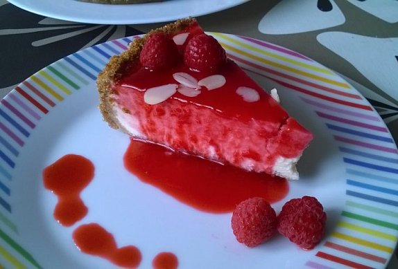 Malinový cheesecake s mandlemi