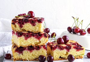 Hrnková bublanina s třešněmi