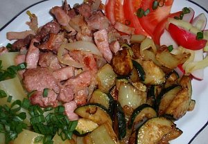 Jednoduché ražničí (špízy) z pánve se smaženou zeleninou