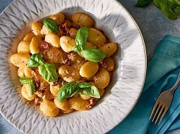 Gnocchi se slaninou, sušenými rajčaty a parmazánem