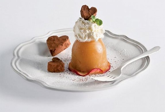 Jablečný pudink se šlehačkou a domácí lanýžky