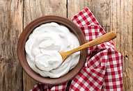 Salát a la Tabouleh s pečeným kuřecím prsem a tzatziki